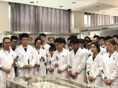 關注丨解剖第一課,中南大學湘雅醫學院百名學生致敬&ldquo;大體老師&rdquo;
